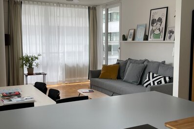 Helles Wohnzimmer mit Sofa & Esstisch – 2-Zimmer Wohnung zur Kurzzeitmiete, Wohnen auf Zeit 1–6 Monate, Salzburg