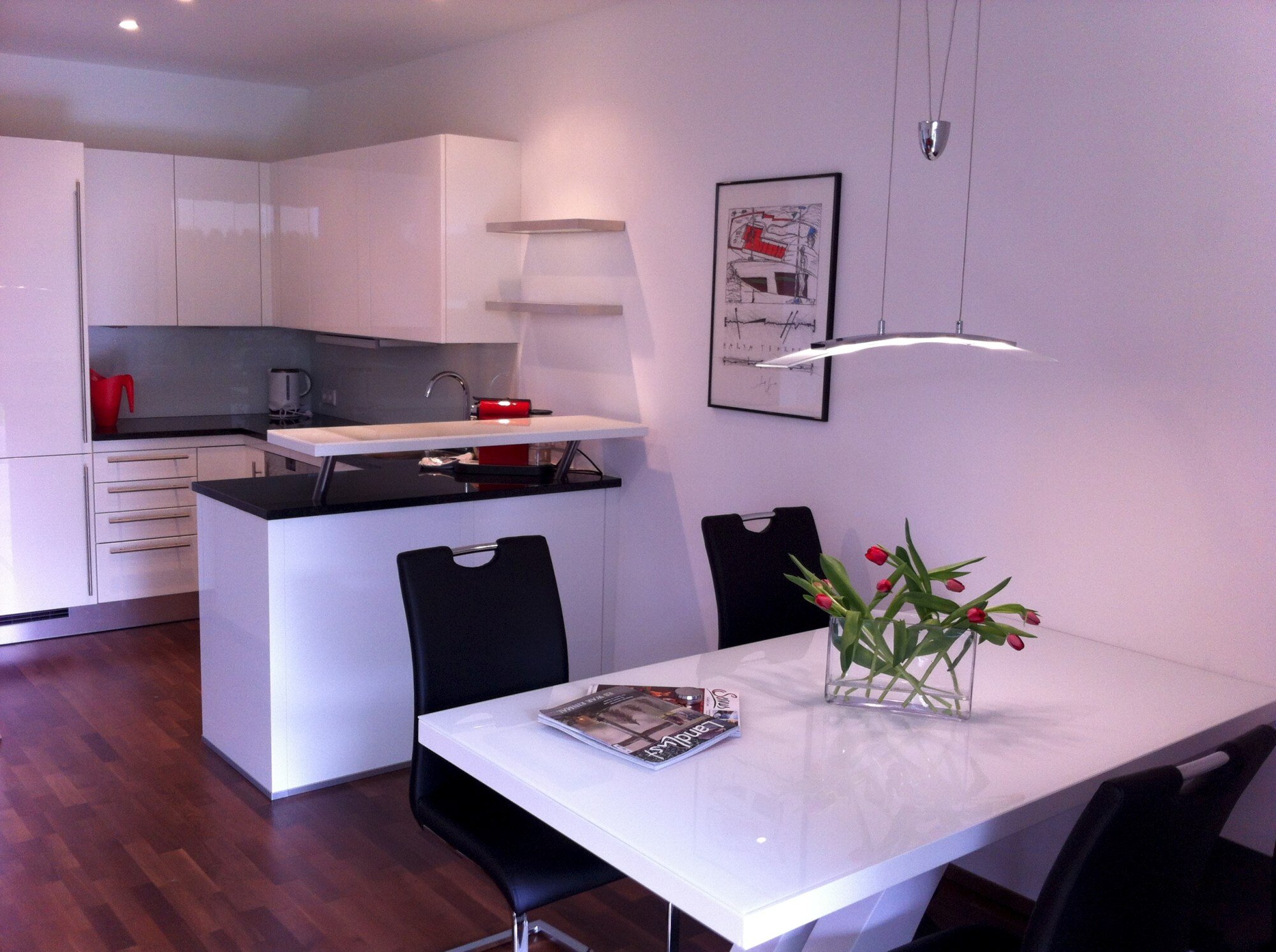 Heller Wohn-Essbereich mit moderner Küche – 2-Zimmer-Wohnung zur Kurzzeitmiete in Salzburg, Wohnen auf Zeit 1–6 Monate