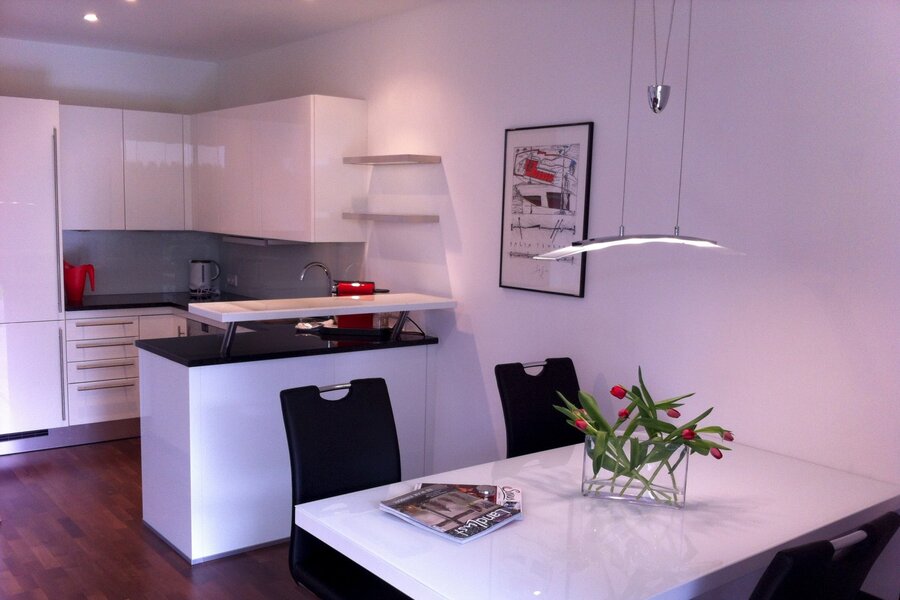 Heller Wohn-Essbereich mit moderner Küche – 2-Zimmer-Wohnung zur Kurzzeitmiete in Salzburg, Wohnen auf Zeit 1–6 Monate