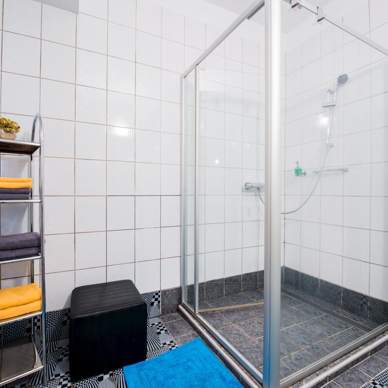 geräumige Duschkabine
