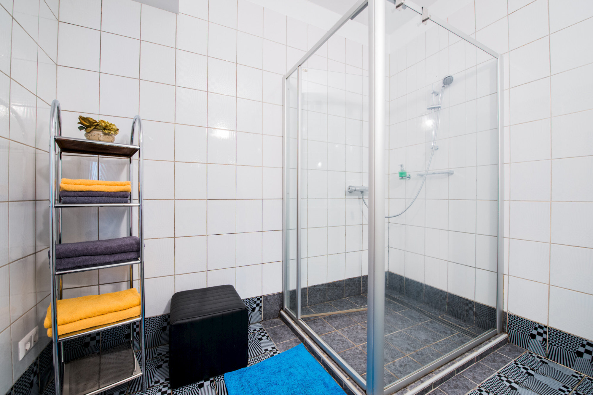 geräumige Duschkabine