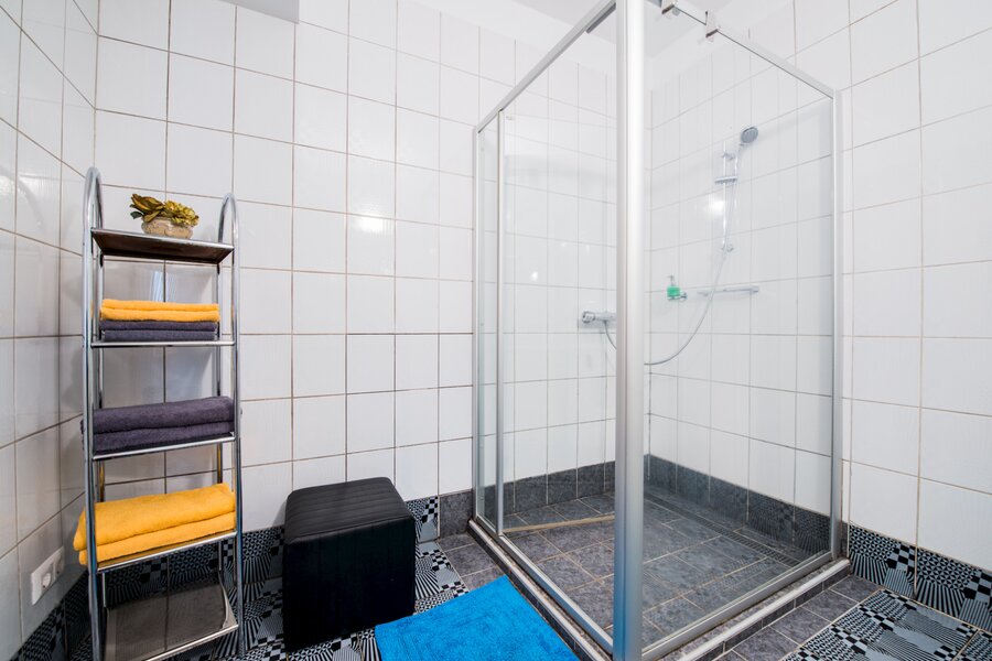 geräumige Duschkabine