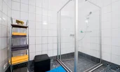 geräumige Duschkabine