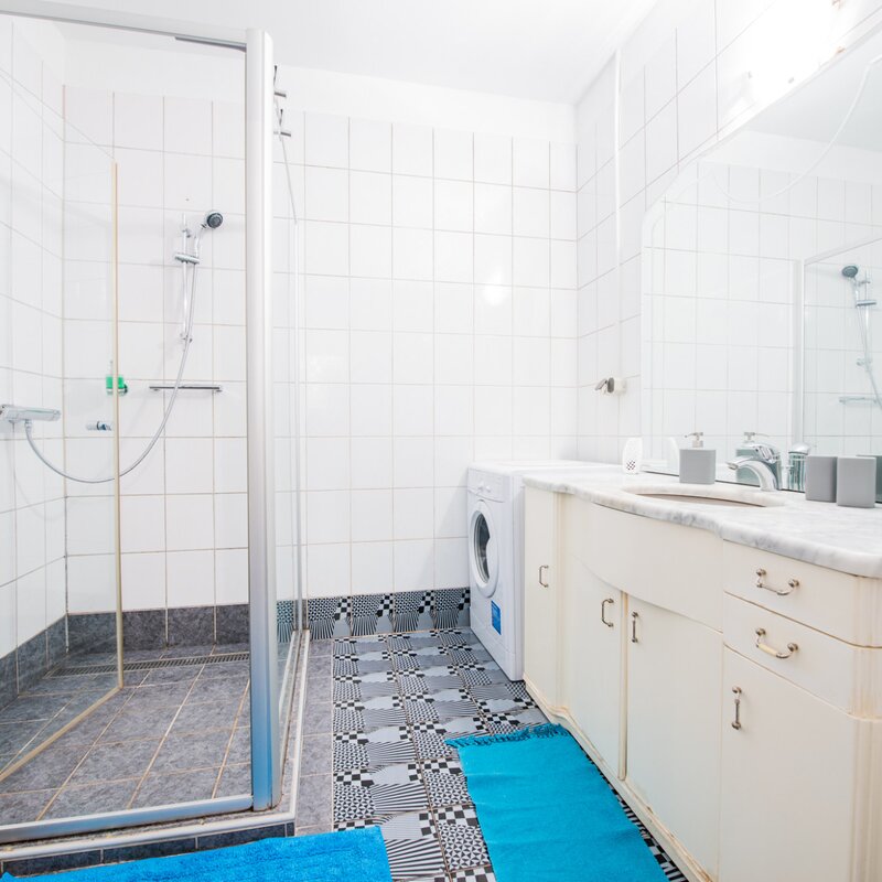 schönes, großes Badezimmer