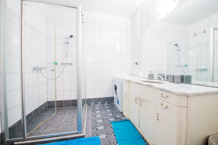 schönes, großes Badezimmer