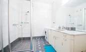 schönes, großes Badezimmer
