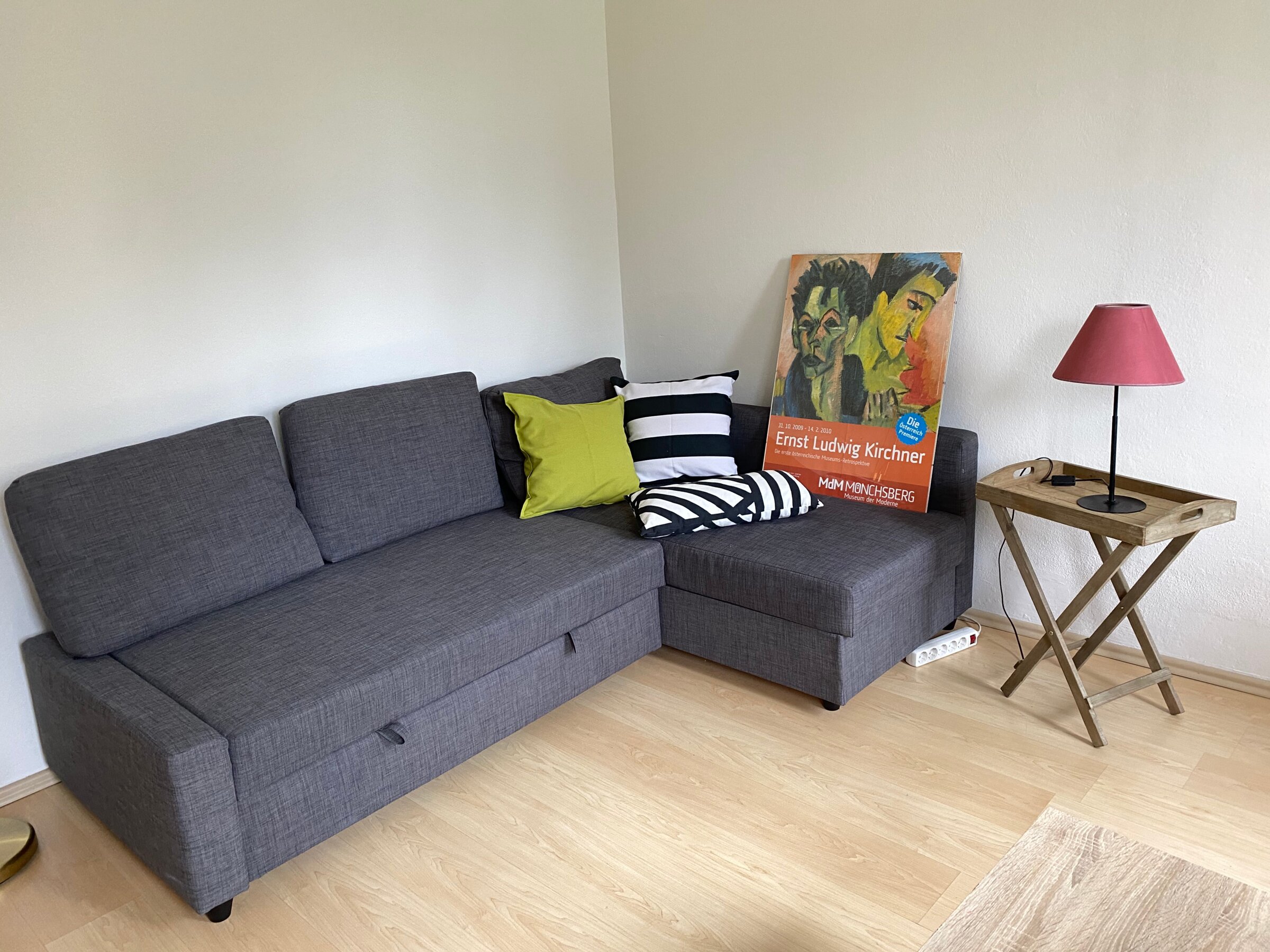 Wohnküche mit Ausziehcoach -Esstisch - Küchenzeile