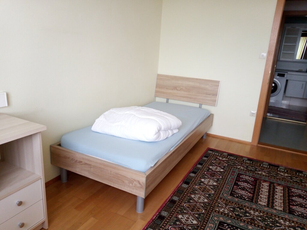 Einzelbett im Arbeitszimmer