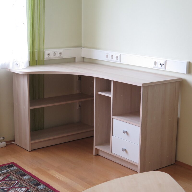 Arbeitszimmer mit Schreibtich und Anschlüsse