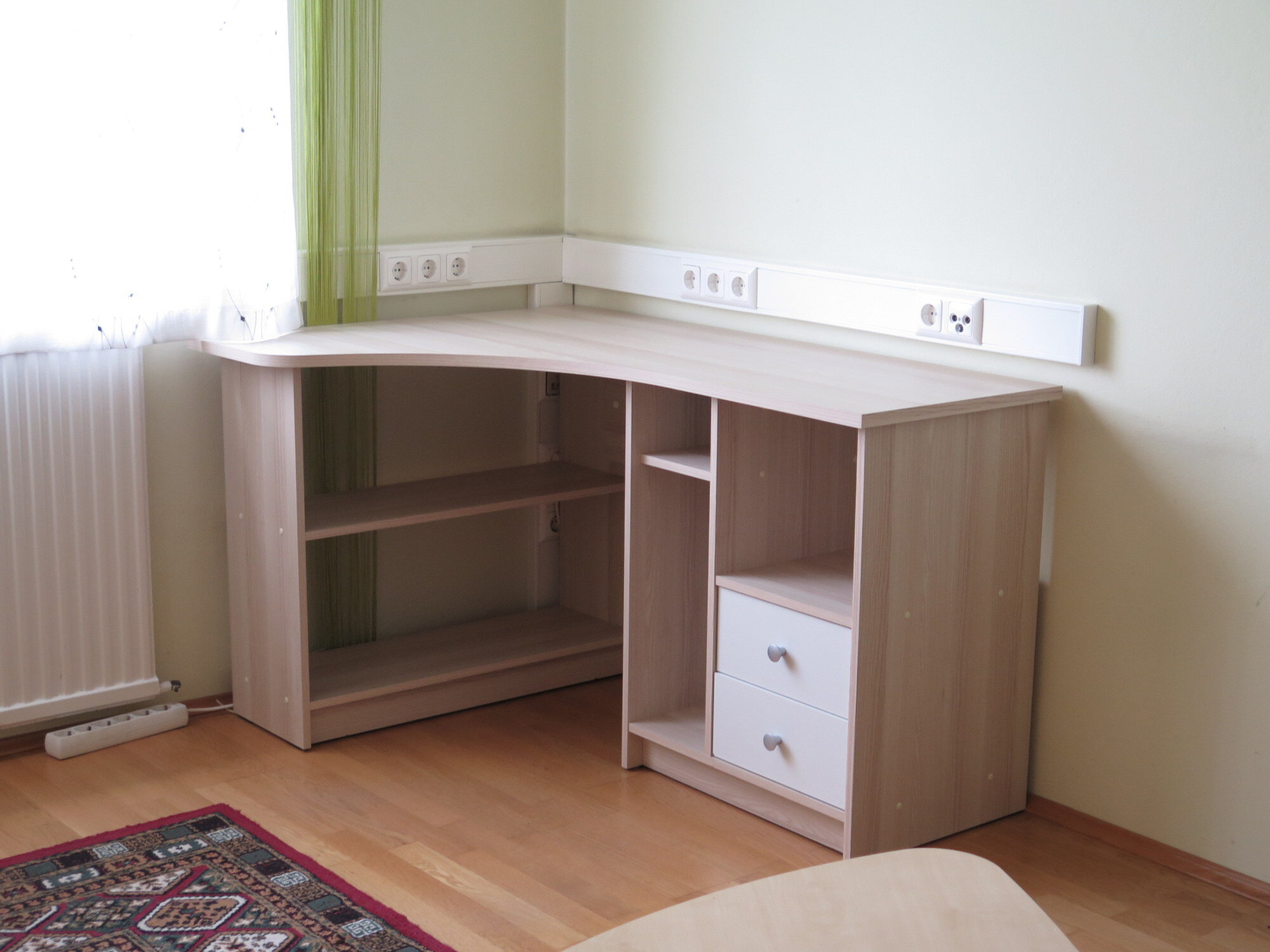 Arbeitszimmer mit Schreibtich und Anschlüsse