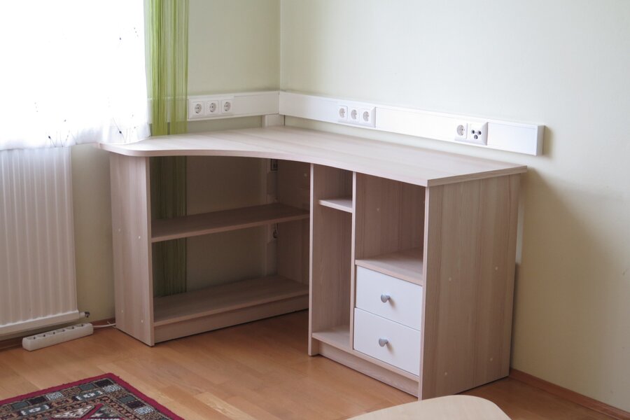 Arbeitszimmer mit Schreibtich und Anschlüsse