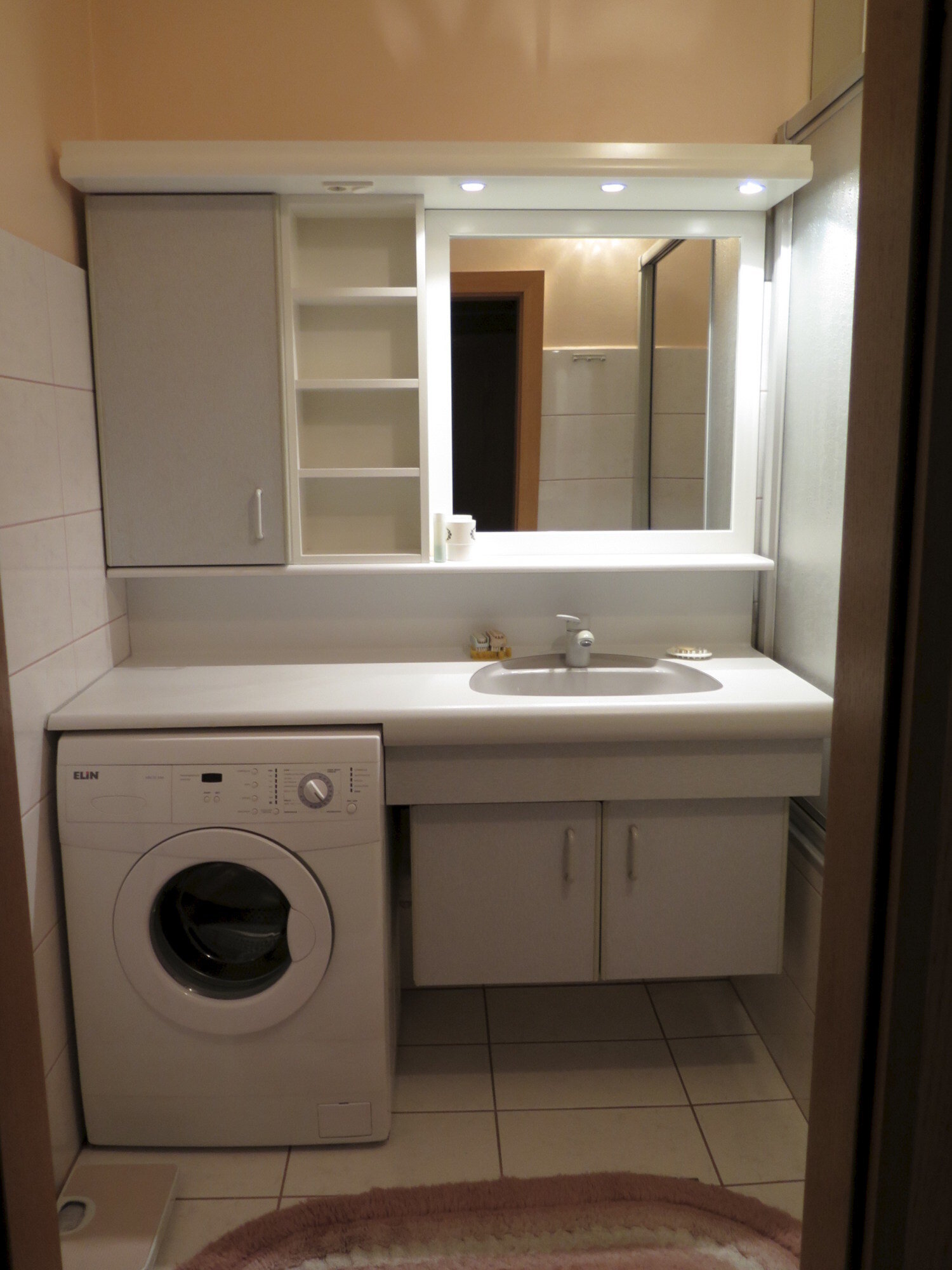 Badezimmer mit Waschmaschine