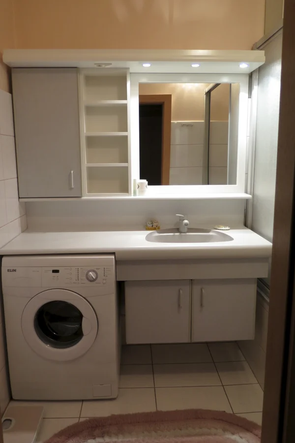 Badezimmer mit Waschmaschine