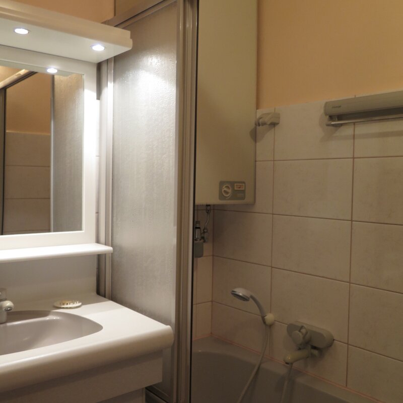Badewanne/Dusche mit Warmwasserboiler