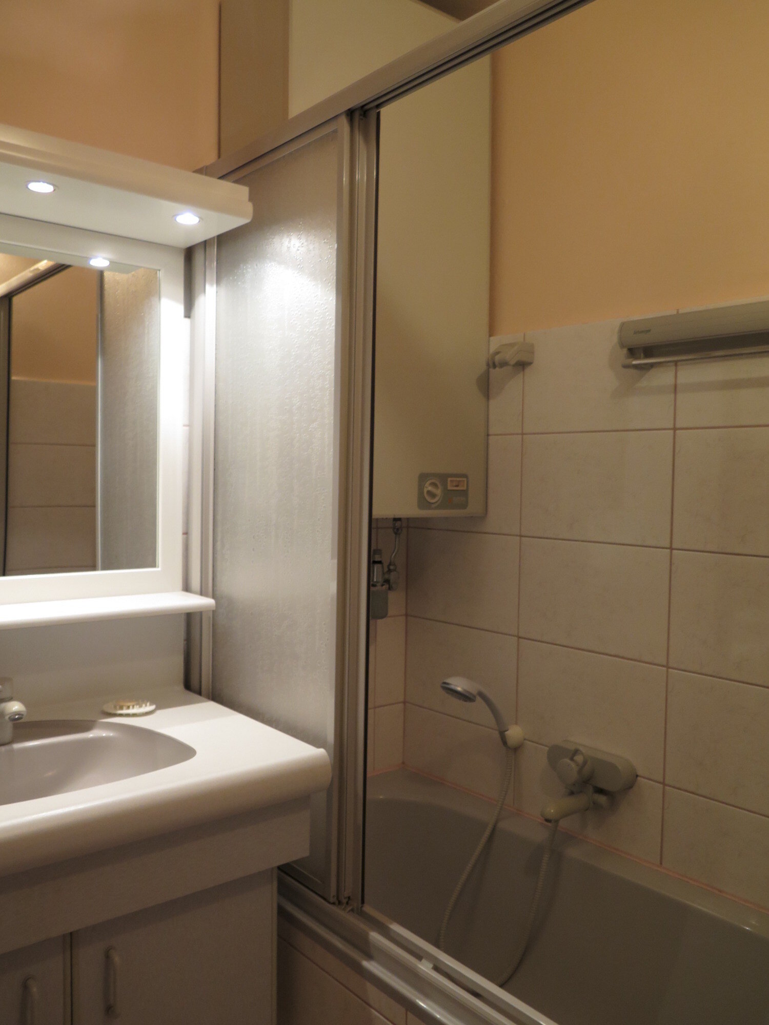 Badewanne/Dusche mit Warmwasserboiler