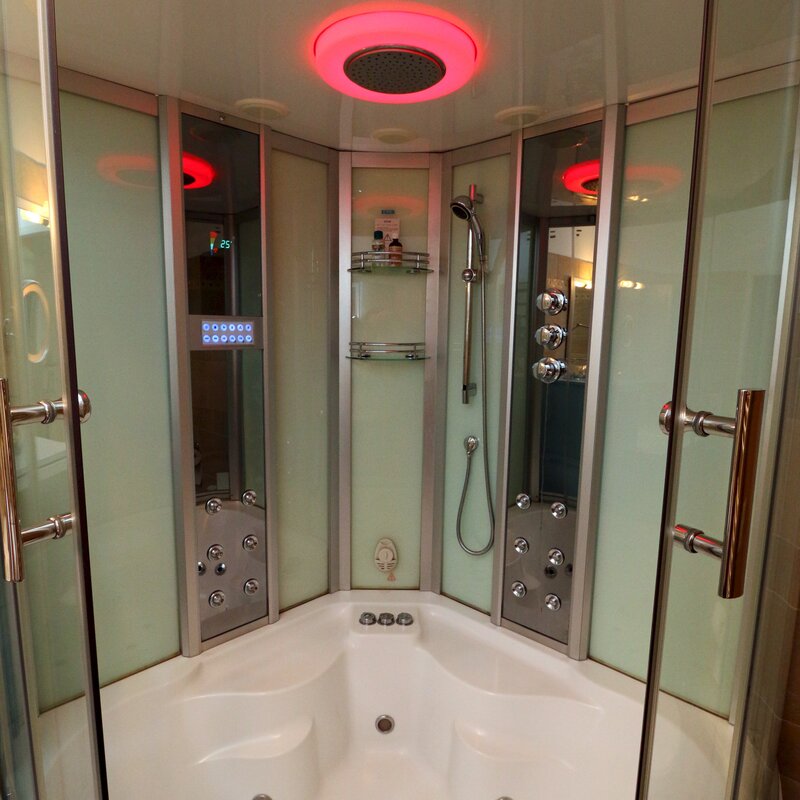 Dusche mit Dampfsaune und Whirlpool