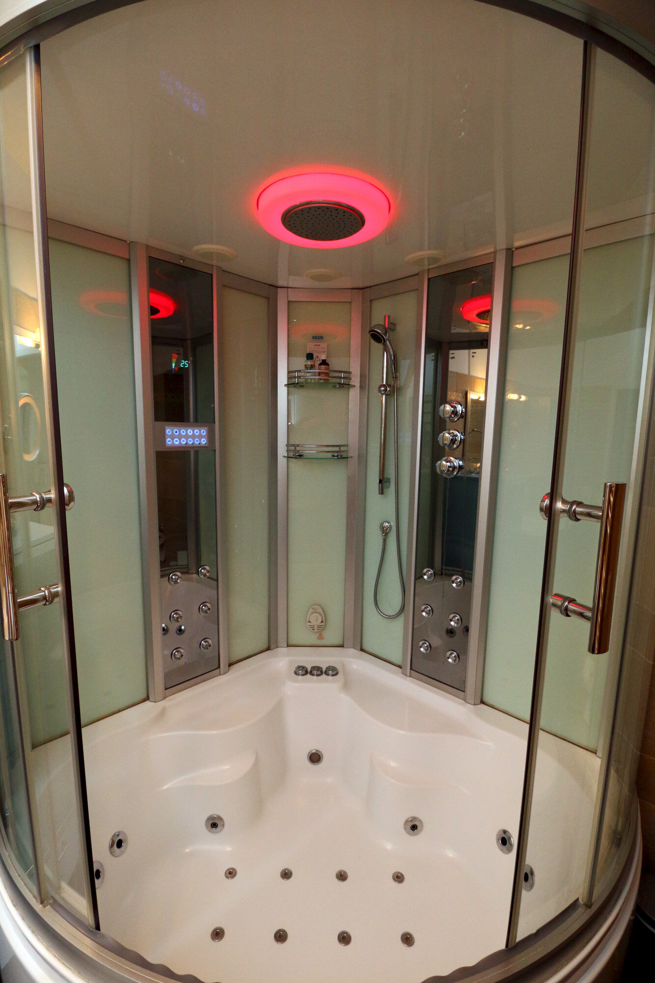 Dusche mit Dampfsaune und Whirlpool