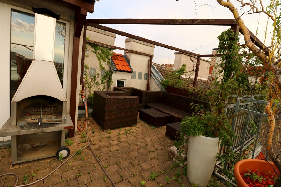 Terrasse mit Lounge-M?beln und Grill
