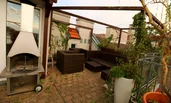 Terrasse mit Lounge-M?beln und Grill