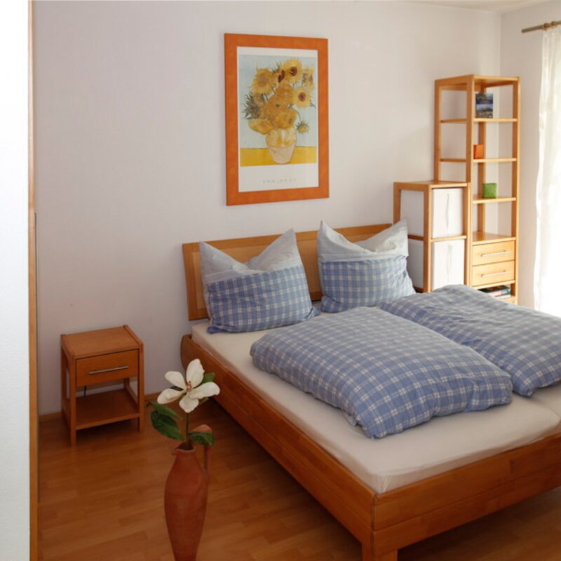 Vollholzm?bel, 1 Doppelbett Gr??e 160 x 200 cm
Terrassent?r f?hrt zur Ostterasse - Schlafzimmer