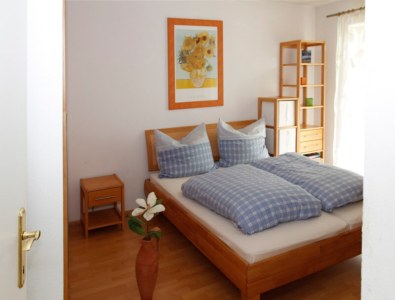 Vollholzm?bel, 1 Doppelbett Gr??e 160 x 200 cm
Terrassent?r f?hrt zur Ostterasse - Schlafzimmer