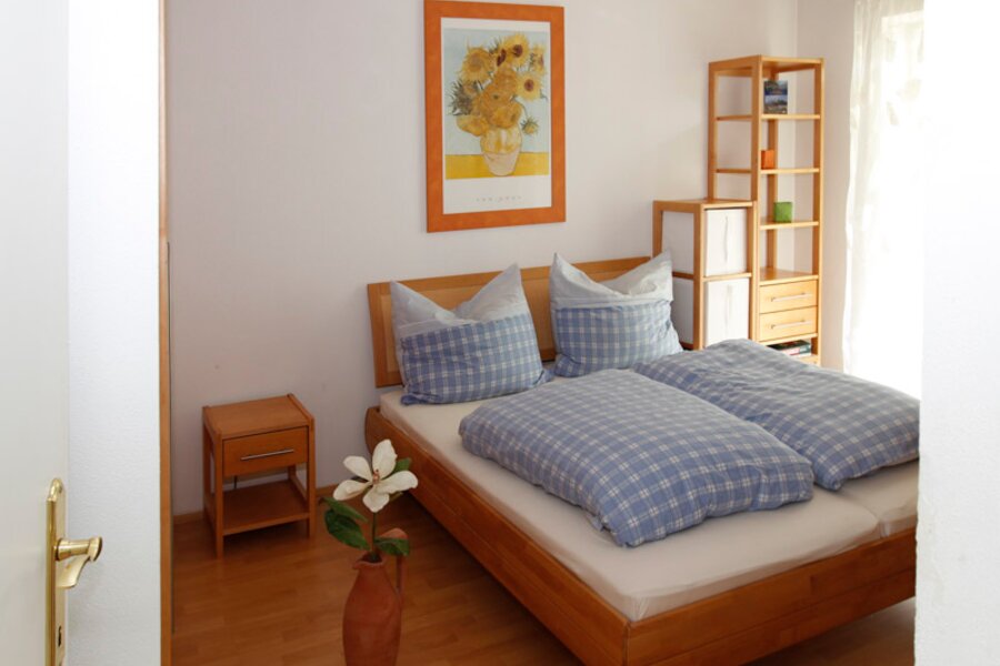 Vollholzm?bel, 1 Doppelbett Gr??e 160 x 200 cm
Terrassent?r f?hrt zur Ostterasse - Schlafzimmer