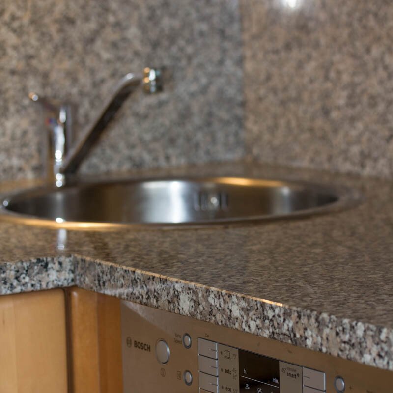 Sicht auf Waschbecken aus Nirosta, Arbeitsfl?che aus Granit, Geschirrsp?ler NEU