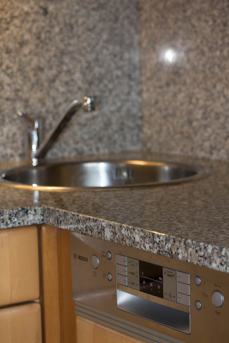 Sicht auf Waschbecken aus Nirosta, Arbeitsfl?che aus Granit, Geschirrsp?ler NEU