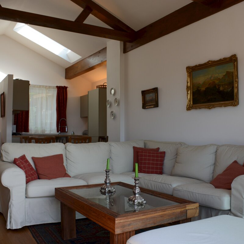 Bright living room with wooden beams: 3-room apartment, short-term rental & temporary housing for 1 to 6 months in Salzburg.