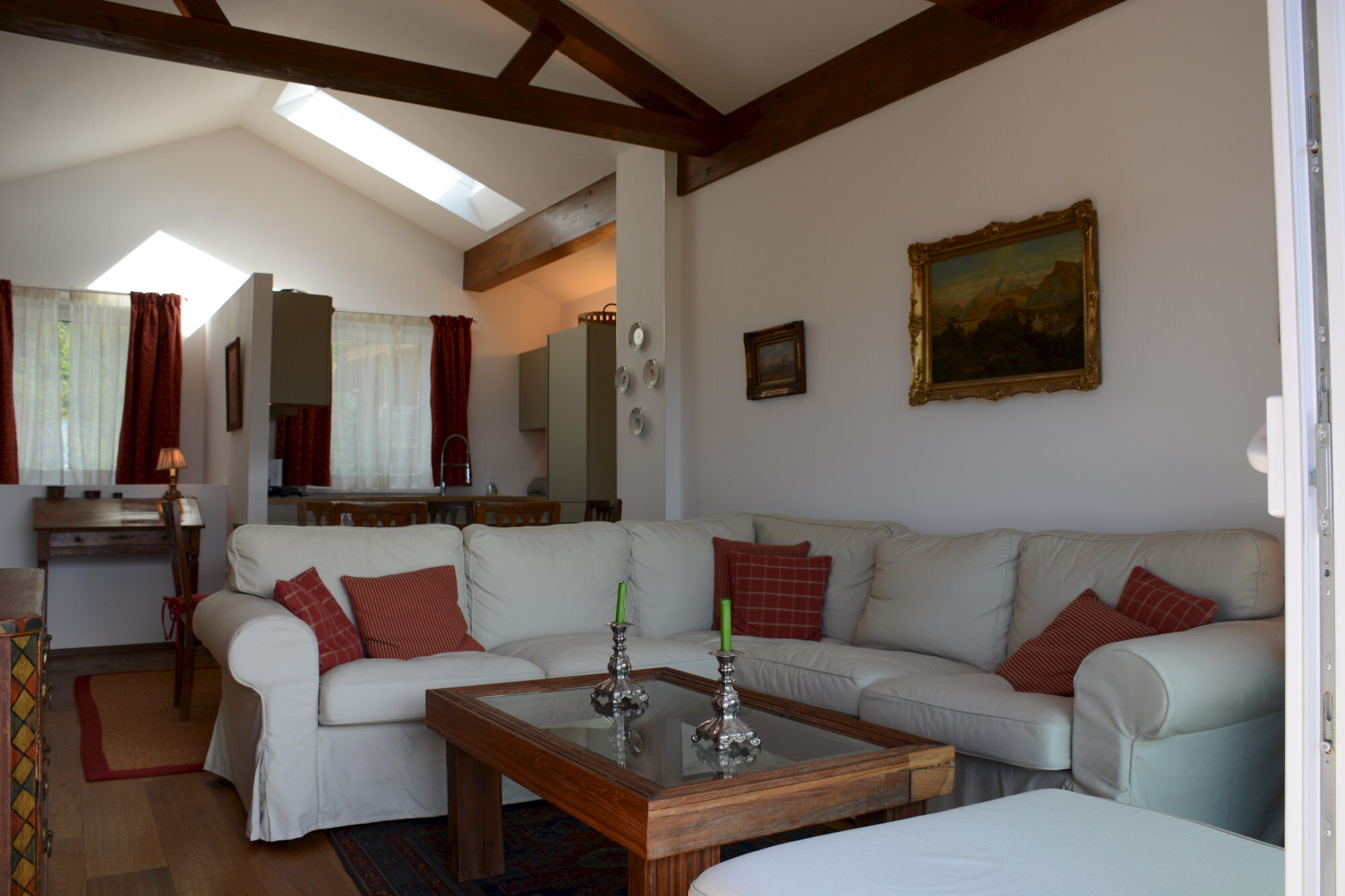 Bright living room with wooden beams: 3-room apartment, short-term rental & temporary housing for 1 to 6 months in Salzburg.