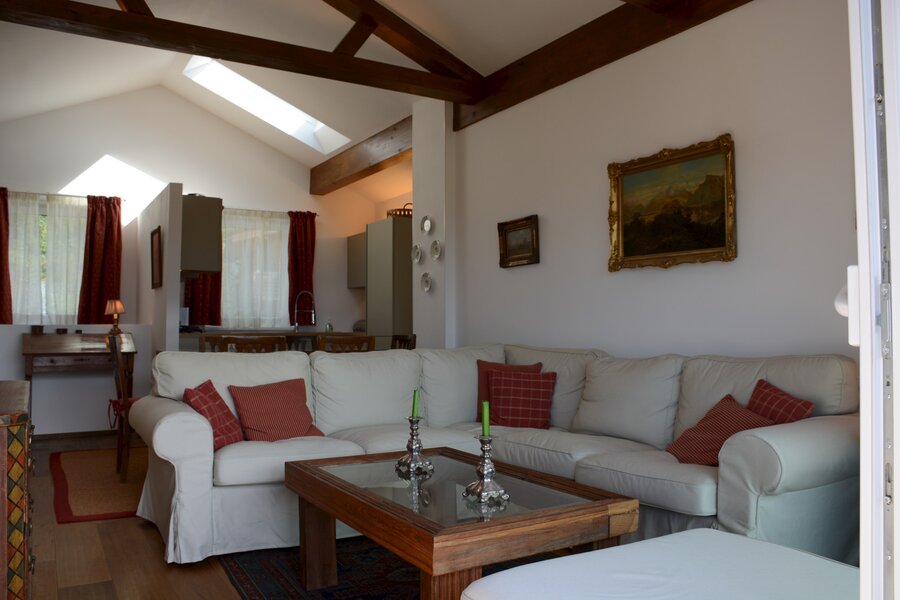 Bright living room with wooden beams: 3-room apartment, short-term rental & temporary housing for 1 to 6 months in Salzburg.
