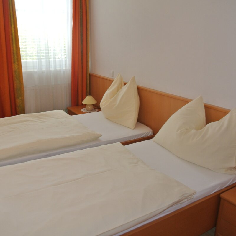 Helles Schlafzimmer mit Doppelbett – 2-Zimmer Wohnung zur Kurzzeitmiete & Wohnen auf Zeit für 1 bis 6 Monate in Anthering