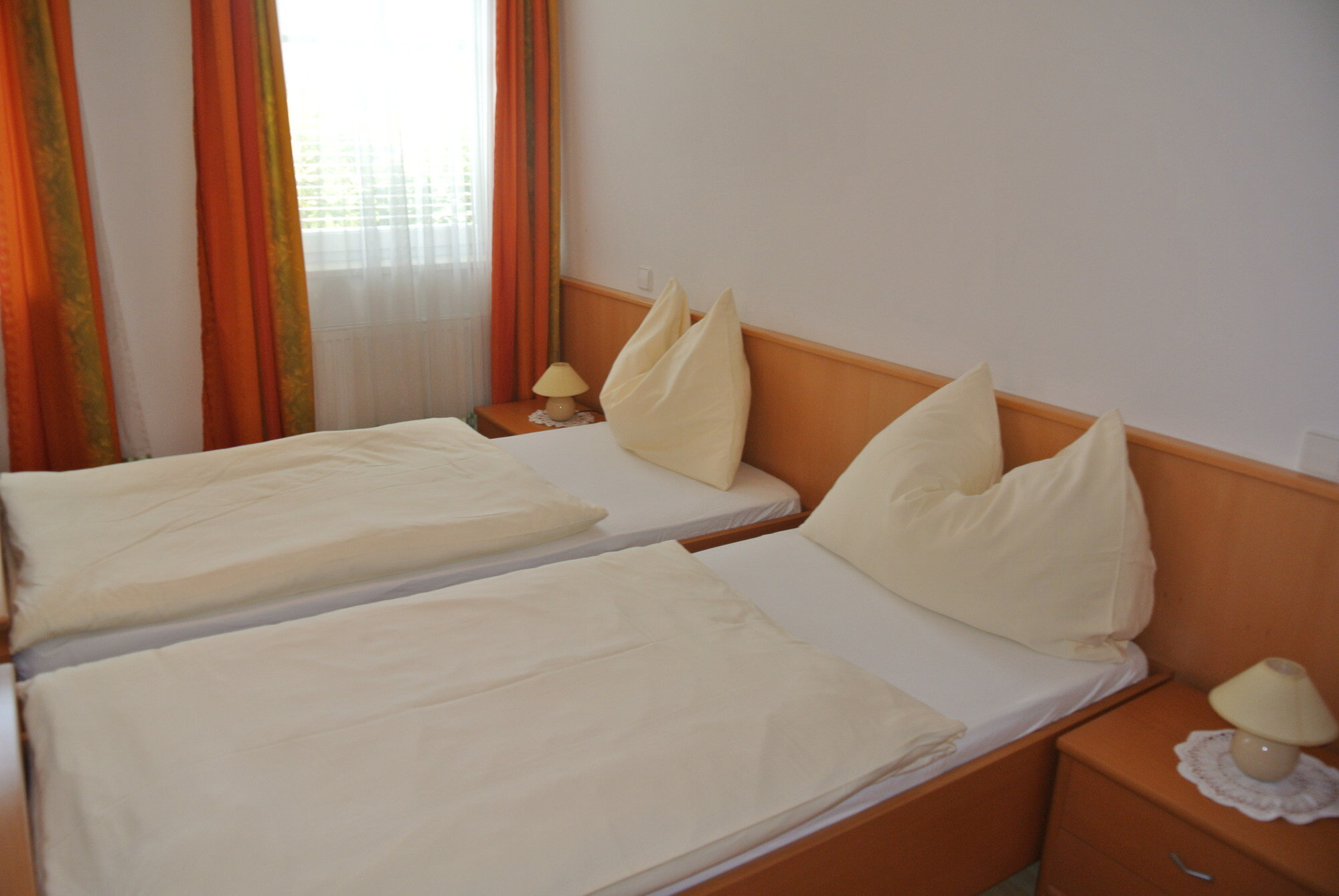 Helles Schlafzimmer mit Doppelbett – 2-Zimmer Wohnung zur Kurzzeitmiete & Wohnen auf Zeit für 1 bis 6 Monate in Anthering
