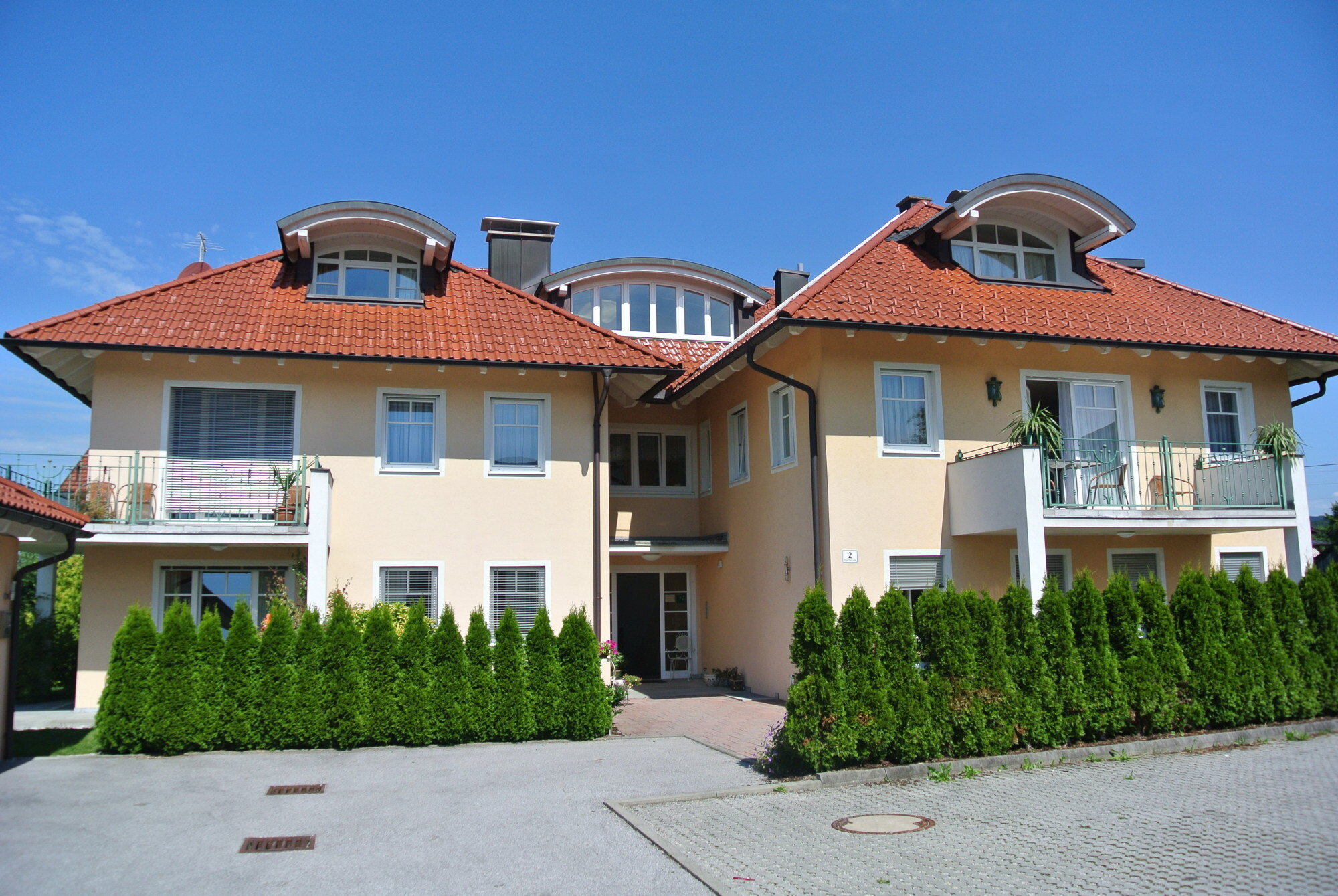 Gepflegtes Mehrfamilienhaus mit 2-Zimmer-Wohnung – Kurzzeitmiete & Wohnen auf Zeit für 1 bis 6 Monate in Anthering