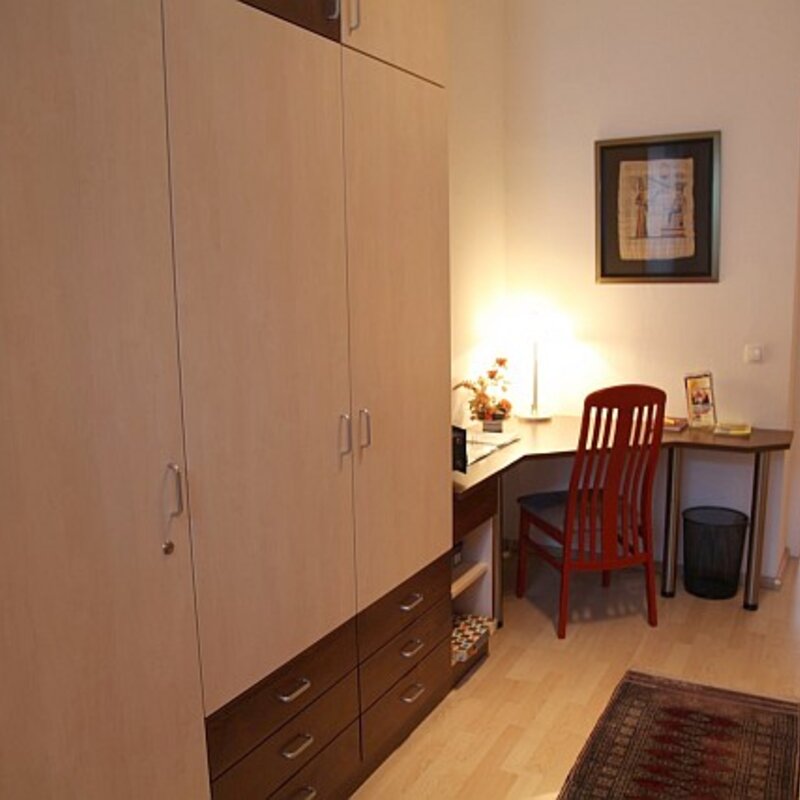 Garderobe m. geräumigen Einbauschränken und Arbeitsplatz | © ch@lausecker.co.at