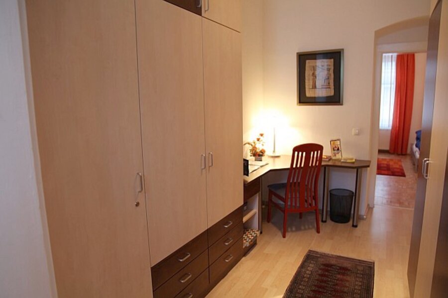 Garderobe m. geräumigen Einbauschränken und Arbeitsplatz | © ch@lausecker.co.at