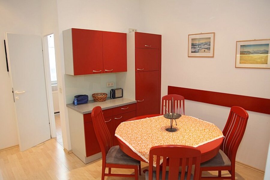 Küche mit großem Tisch | © ch@lausecker.co.at