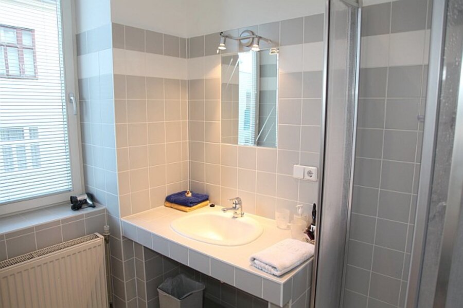 Bad - Waschtisch und Dusche | © ch@lausecker.co.at