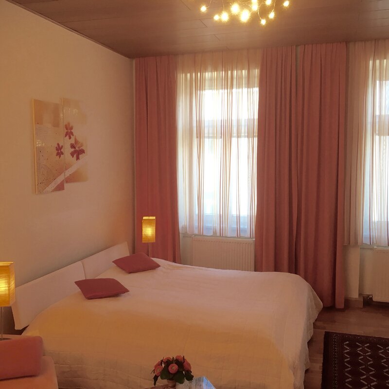 Zimmer mit Doppelbett und Sitzgelegenheit | © ch@lausecker.co.at