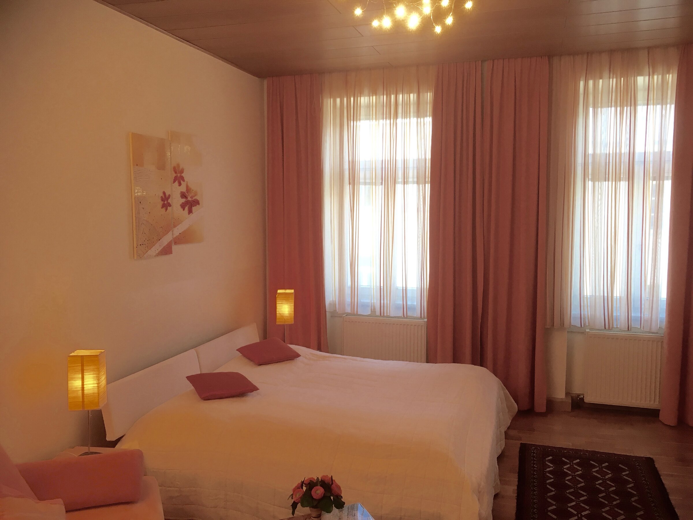 Zimmer mit Doppelbett und Sitzgelegenheit | © ch@lausecker.co.at