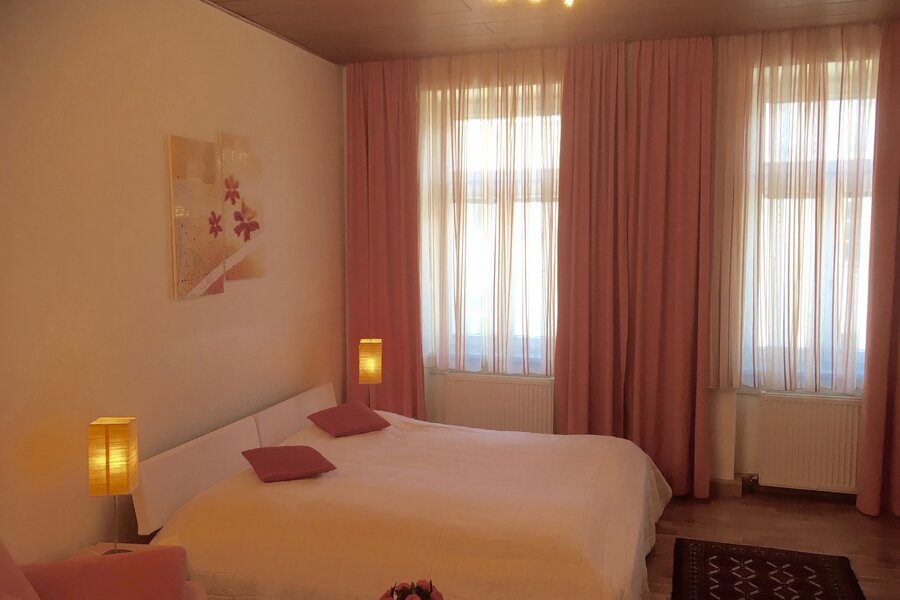 Zimmer mit Doppelbett und Sitzgelegenheit | © ch@lausecker.co.at