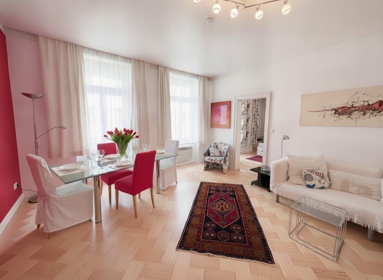 Bright living & dining area with parquet floor: 2-room apartment for short-term rental & temporary housing for 1 to 6 months in Vienna | © lausecker.co.at