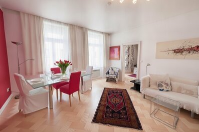 Heller Wohn- und Essbereich mit Parkettboden: 2-Zimmer Apartment zur Kurzzeitmiete & Wohnen auf Zeit für 1 bis 6 Monate in Wien | © lausecker.co.at