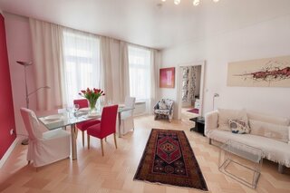 Bright living & dining area with parquet floor: 2-room apartment for short-term rental & temporary housing for 1 to 6 months in Vienna | © lausecker.co.at