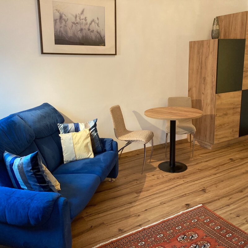 Zimmer mit Sofa und Schrank | © Lausecker