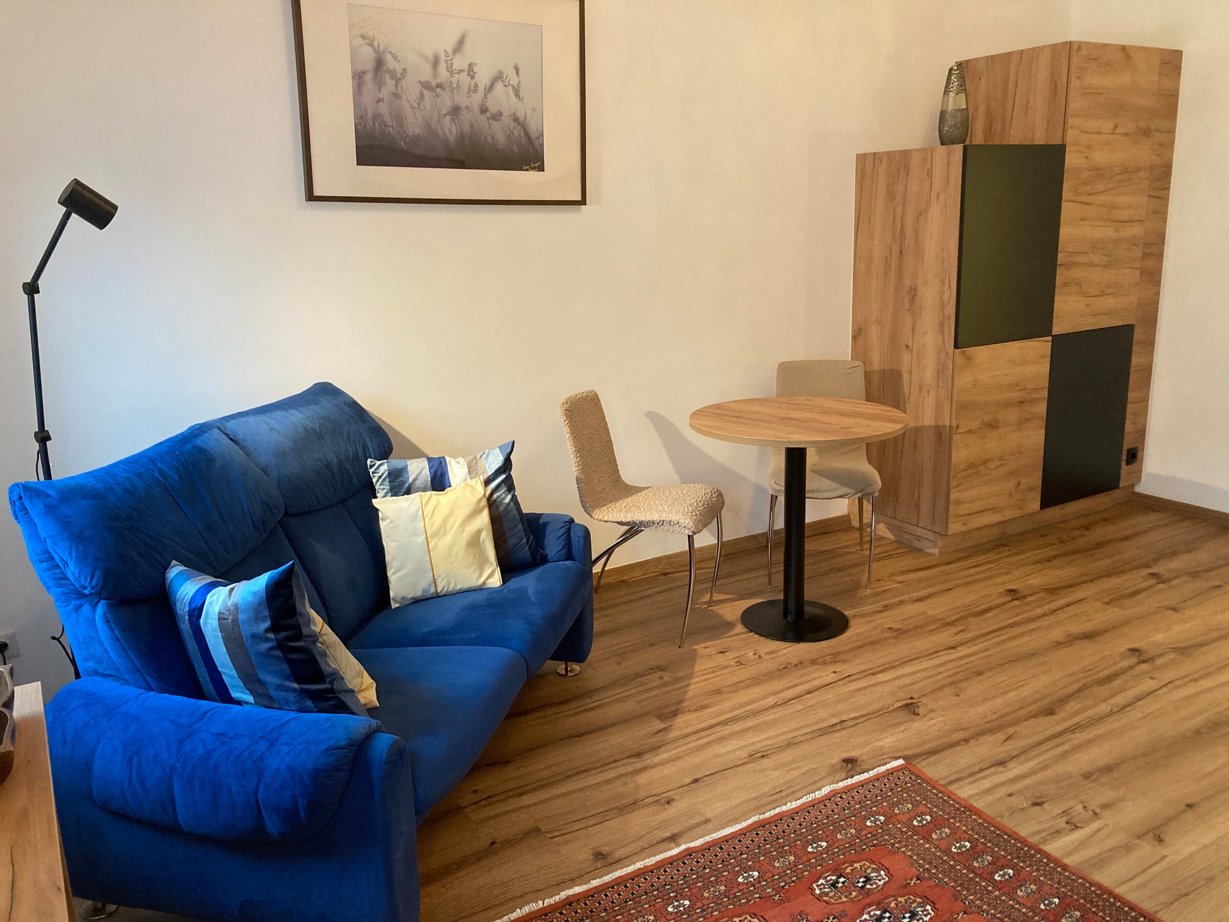 Zimmer mit Sofa und Schrank | © Lausecker