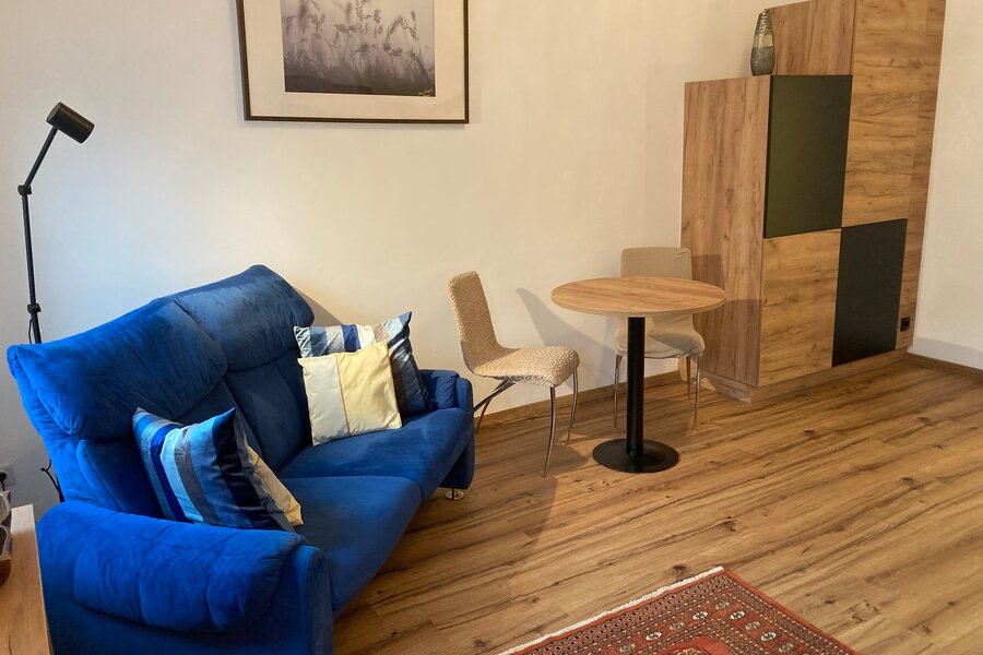 Zimmer mit Sofa und Schrank | © Lausecker