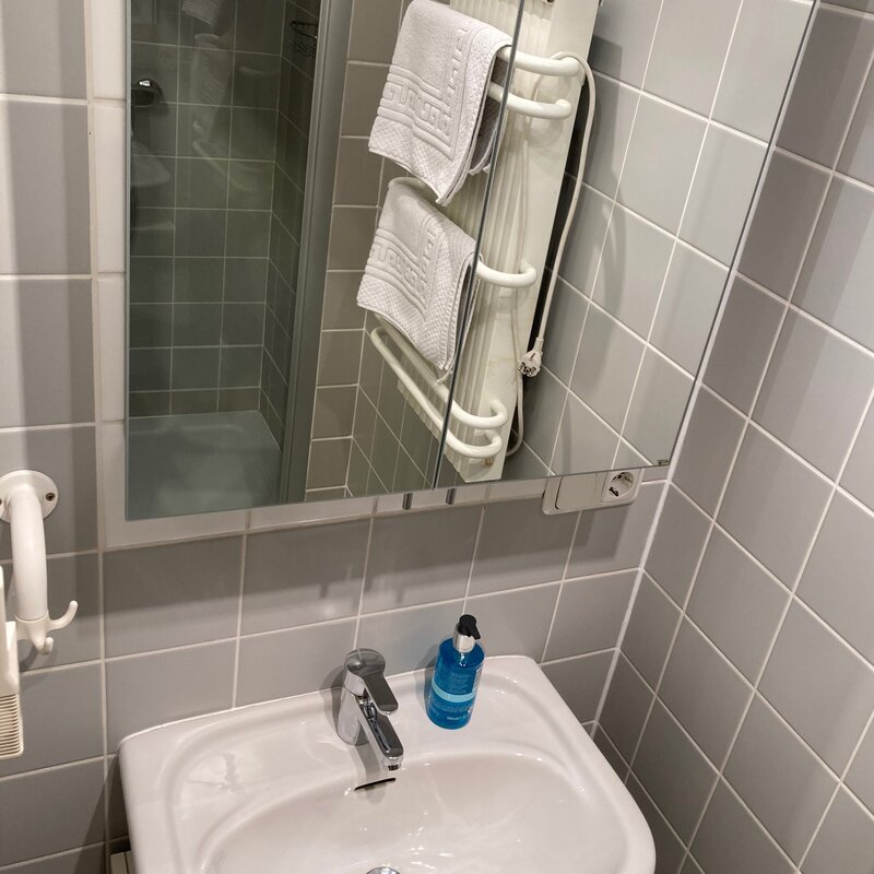 Bad mit Dusche und Waschtisch | © Lausecker