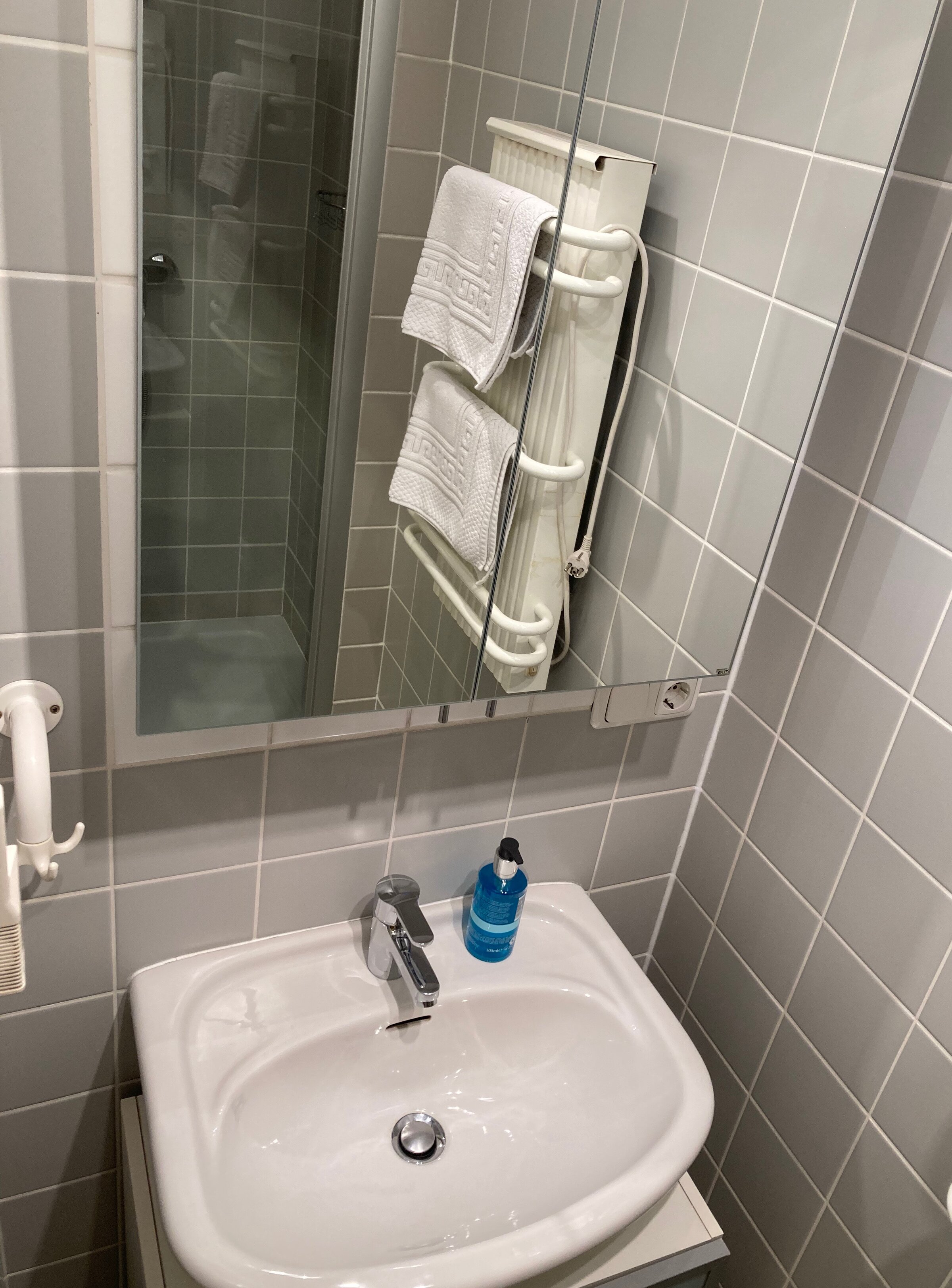 Bad mit Dusche und Waschtisch | © Lausecker