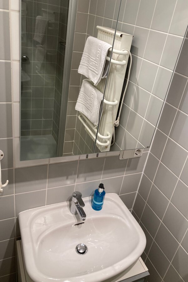 Bad mit Dusche und Waschtisch | © Lausecker